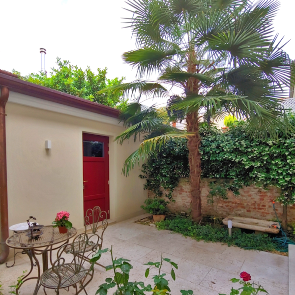 L'imponenza della nostra Palma e la depandance nel nostro giardino