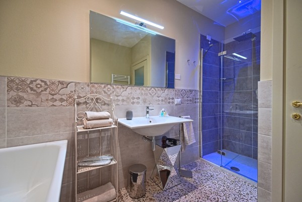 bagno-suite-maria-vasca-stanza-rossa