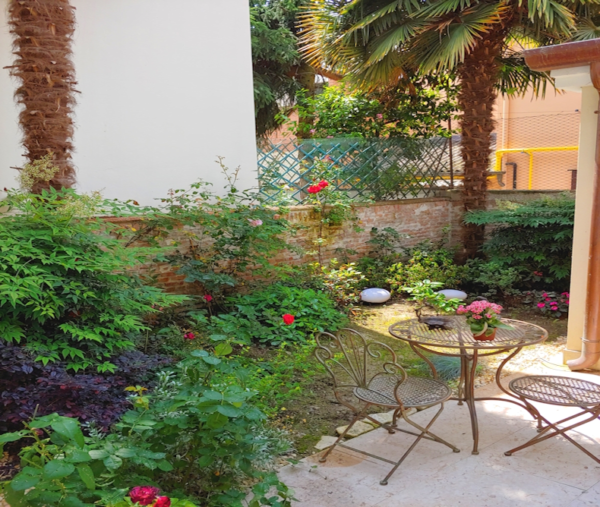 Rose e palme nel nostro giardino, spazio comune della nostra casa vacanze a Rovigo