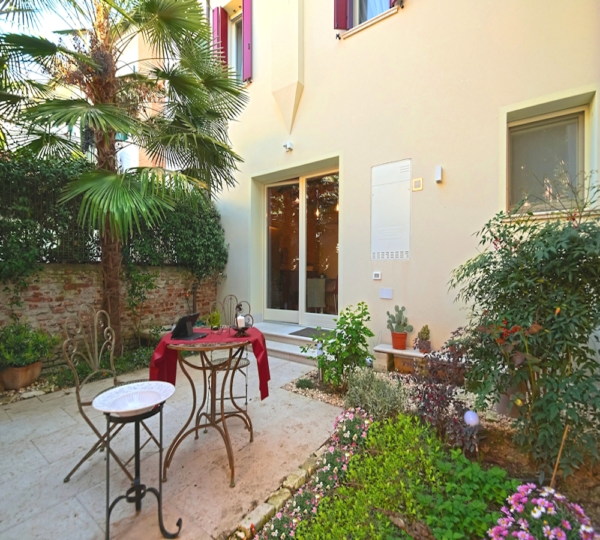 Giardino con tavolino presso 28 alla Rotonda a Rovigo