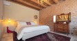 La camera è arredata con mobili d’epoca e moderni, è spaziosa ed elegante, caratterizzata da un muro in mattoni faccia a vista 